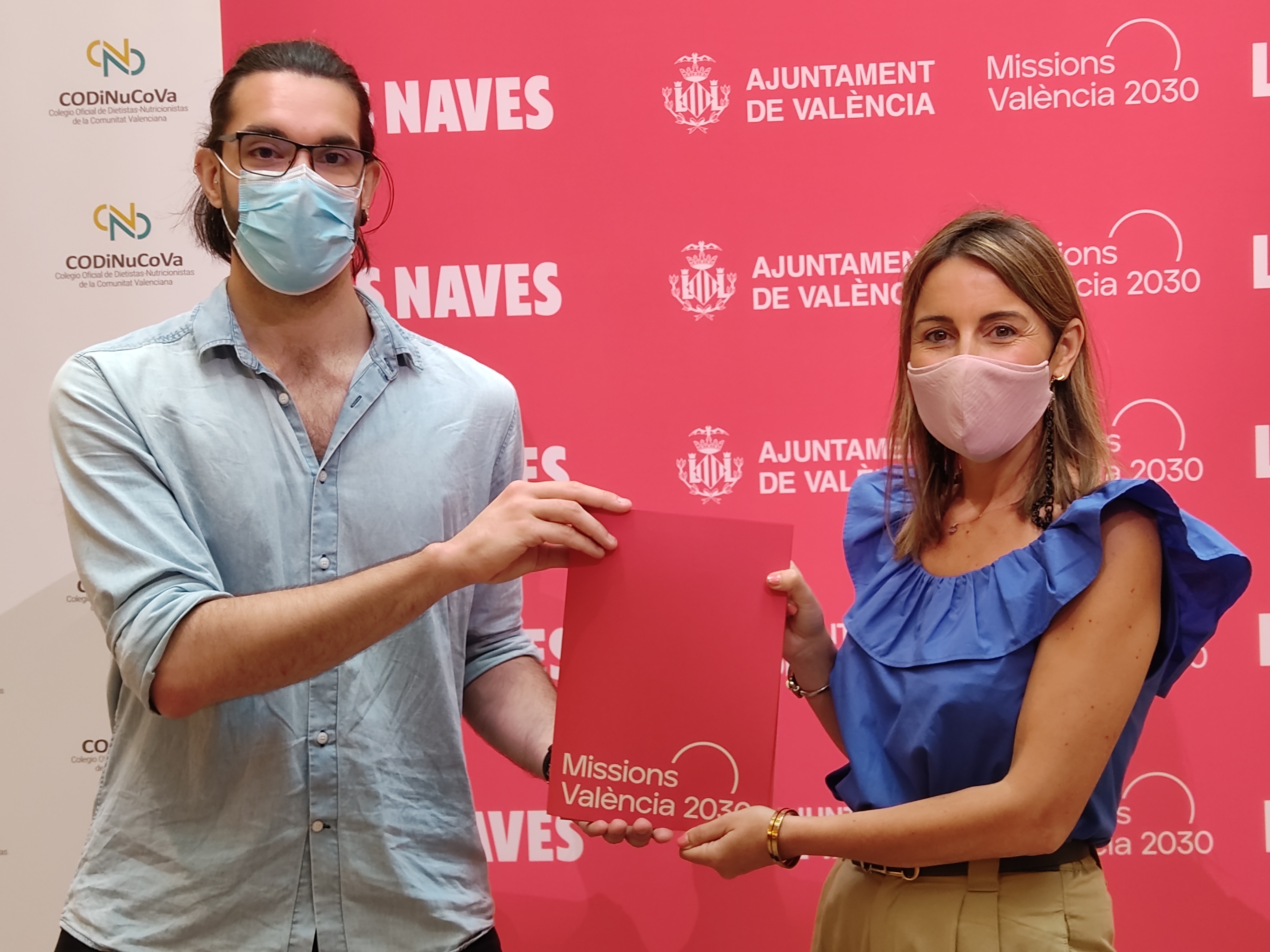 Luis Cabañas y Marta Chillarón tras la firma del convenio
